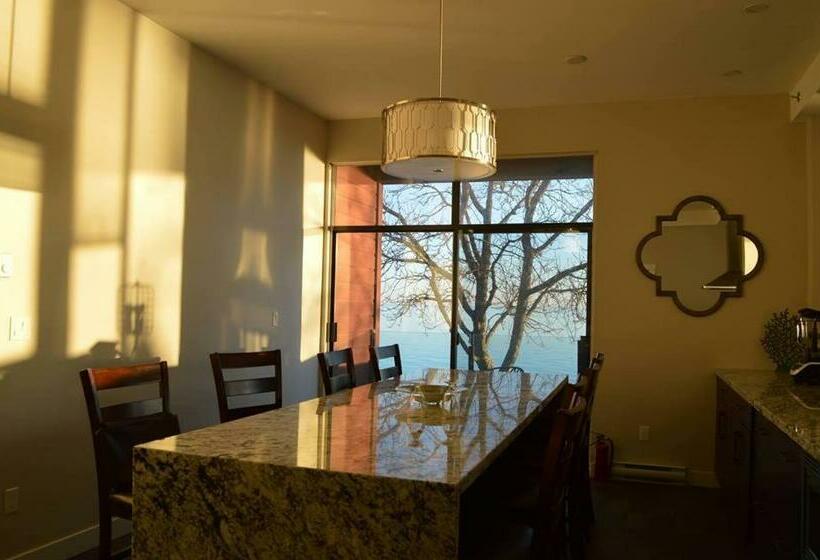 סוויטה משפחתית, Driftwood Inn