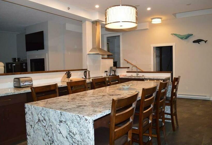 סוויטה משפחתית, Driftwood Inn