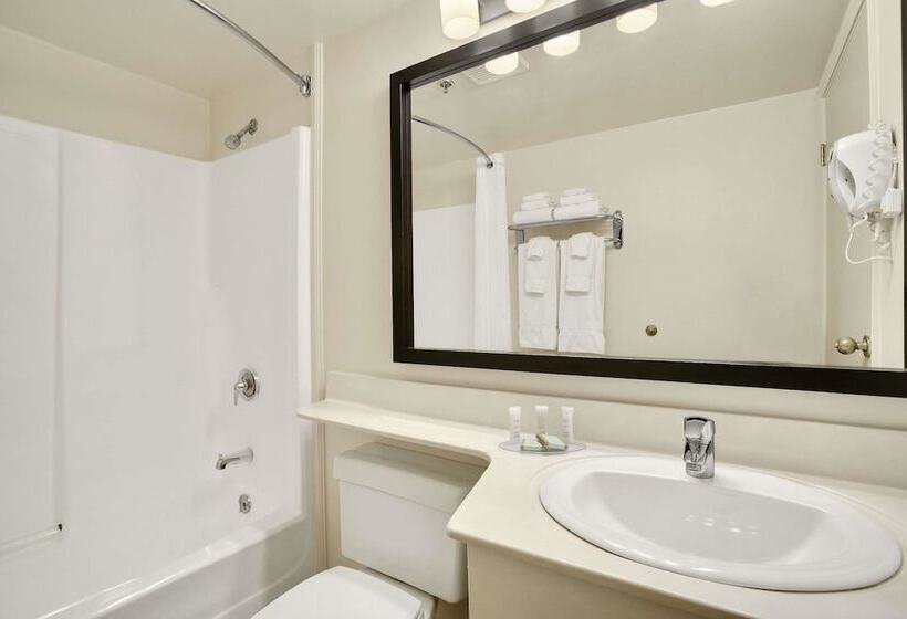 Номер Deluxe, Travelodge Suites By Wyndham Saint John
