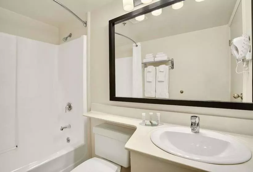 اتاق لوکس, Travelodge Suites By Wyndham Saint John