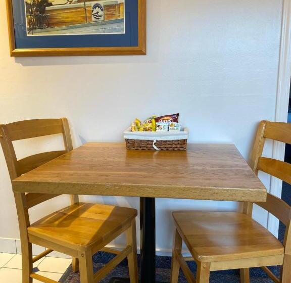 스위트 킹사이즈 침대, Buccaneer Inn