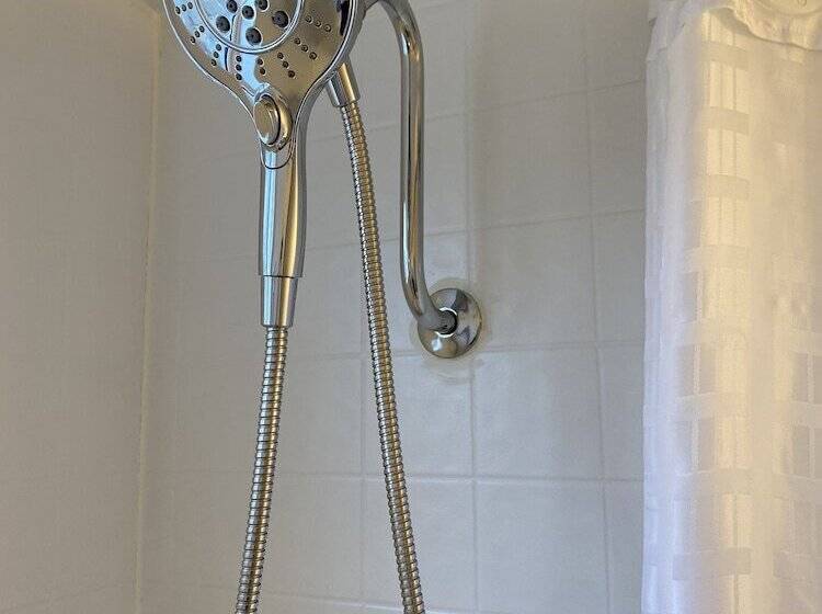 디럭스 스위트 킹 침대, Buccaneer Inn