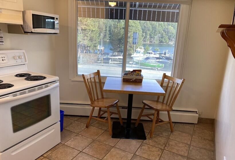 디럭스 스위트 킹 침대, Buccaneer Inn