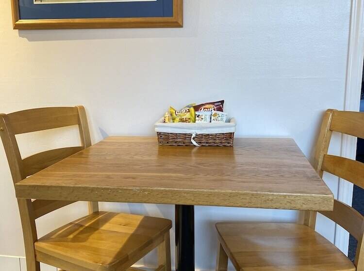 스위트, Buccaneer Inn