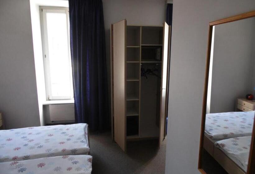 غرفة قياسية ثلاثية, Garni Bar Sport