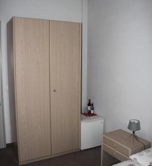 غرفة قياسية ثلاثية, Garni Bar Sport