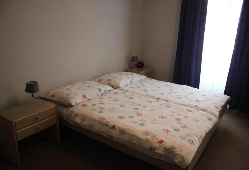 غرفة قياسية ثلاثية, Garni Bar Sport