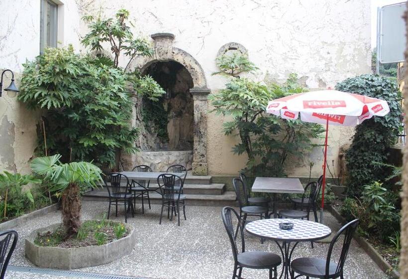 غرفة قياسية ثلاثية, Garni Bar Sport