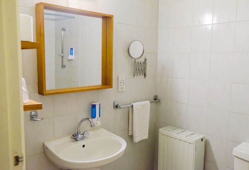 חדר משפחתי, New Helvetia