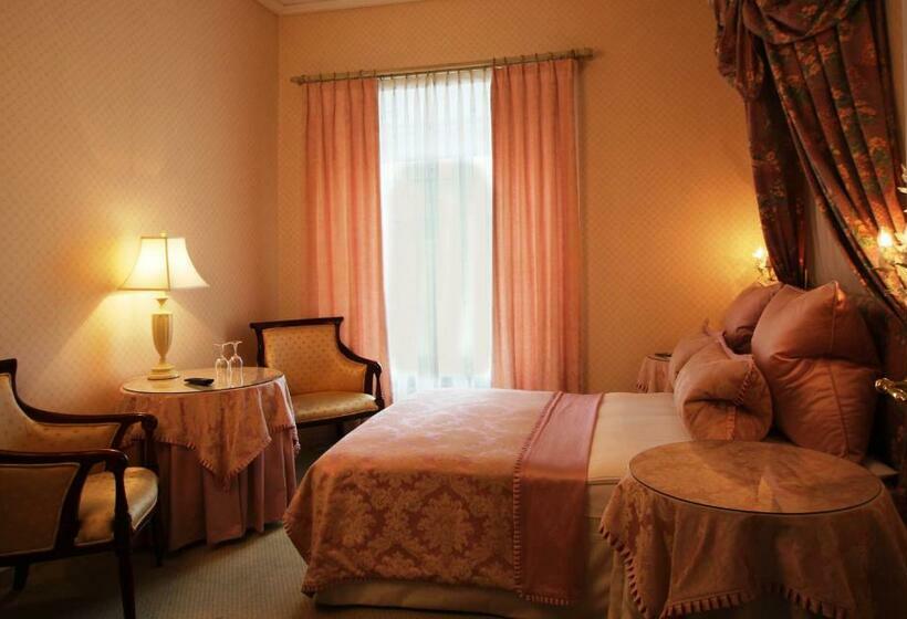 标准单人间, Store Restrup Manor House