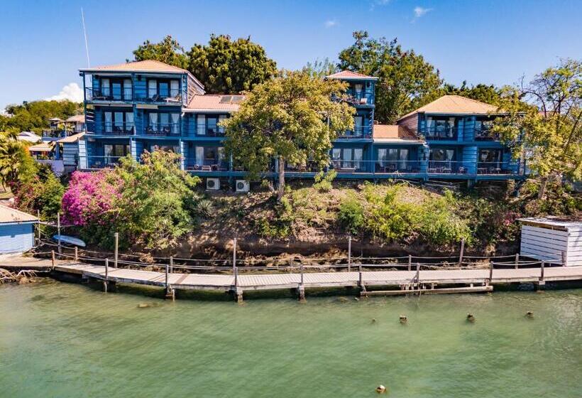 سوییت, True Blue Bay Resort