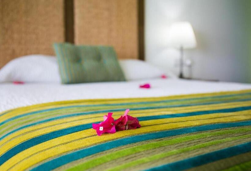 سوییت, True Blue Bay Resort