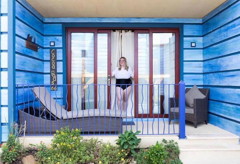اتاق لوکس با تخت بزرگ, True Blue Bay Resort