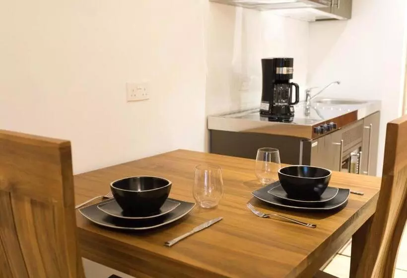 اتاق لوکس با تخت بزرگ, True Blue Bay Resort