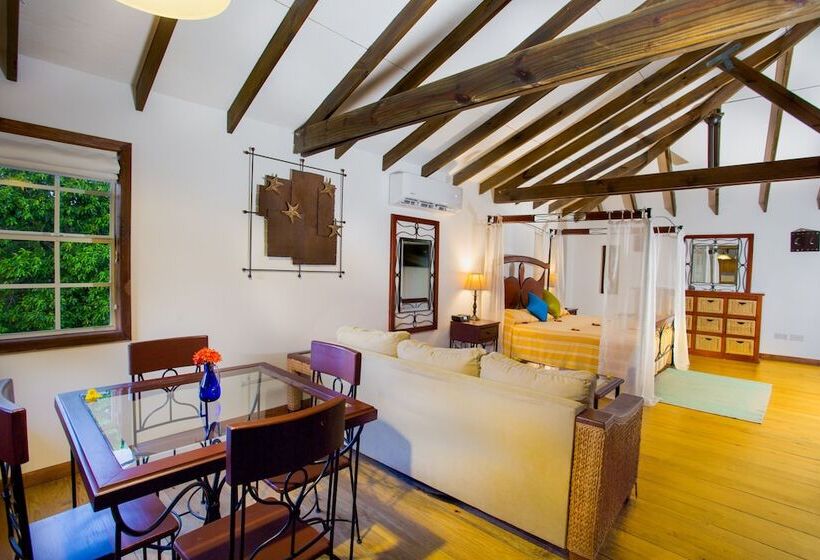 سوییت, True Blue Bay Resort