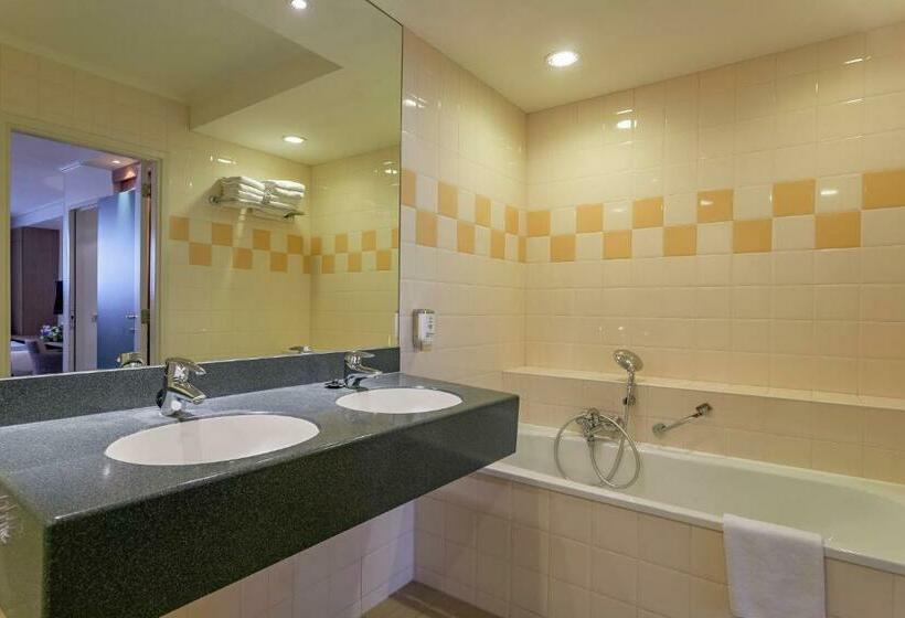 اتاق استاندارد سه نفره, Avenue