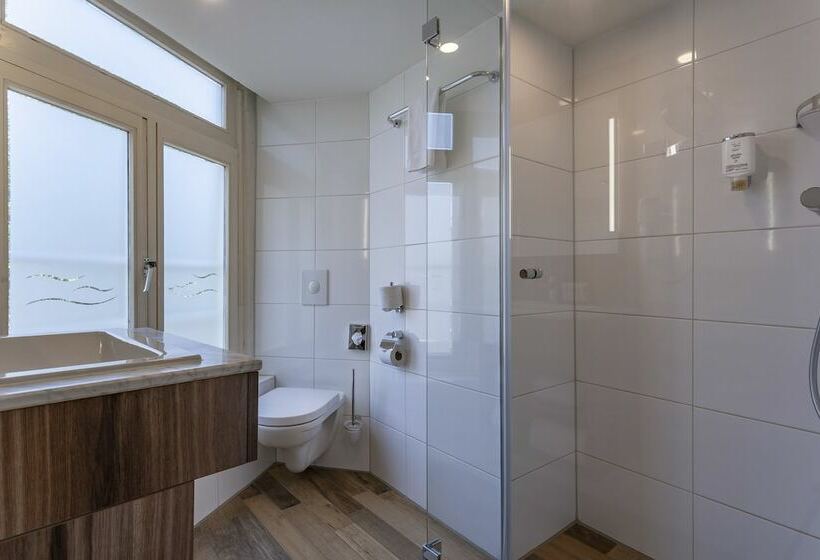 اتاق استاندارد سه نفره, Avenue