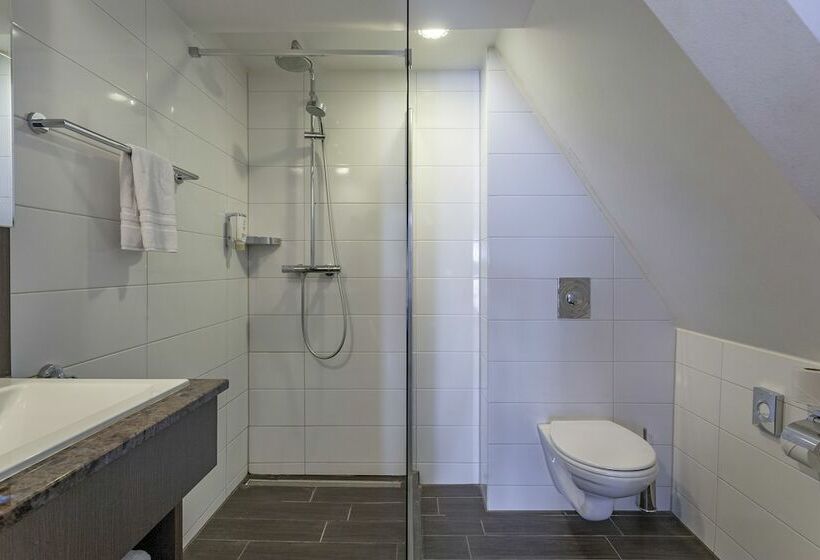 اتاق خانوادگی, Avenue