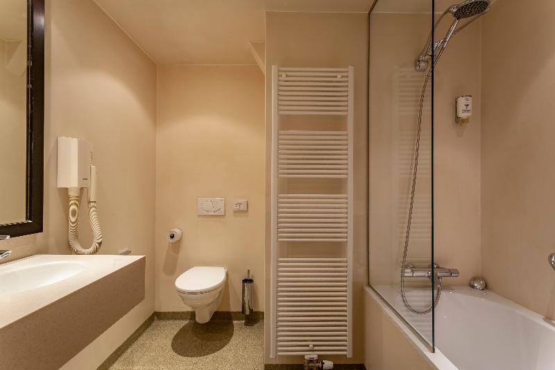 اتاق استاندارد سه نفره, Avenue