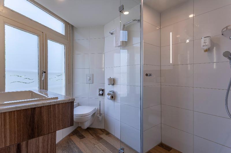 اتاق استاندارد سه نفره, Avenue