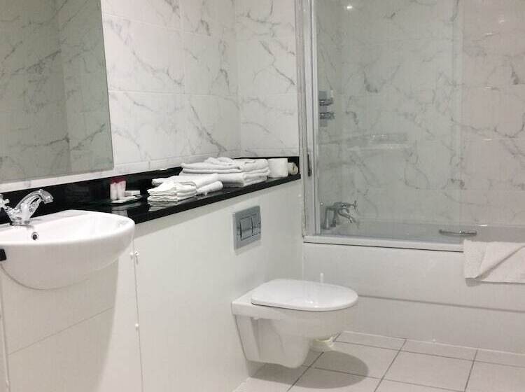 חדר משפחתי, Falls Hotel & Spa