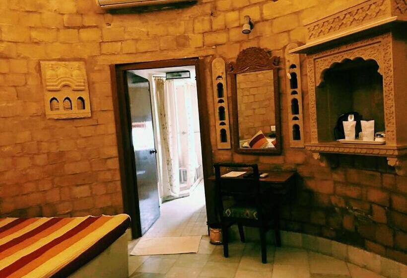 اتاق اجرایی با چشم‌انداز باغ, Himmatgarh Palace Heritage Boutique