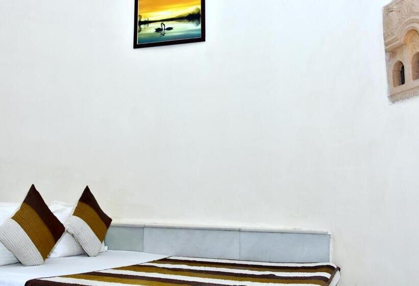 اتاق اجرایی با چشم‌انداز باغ, Himmatgarh Palace Heritage Boutique