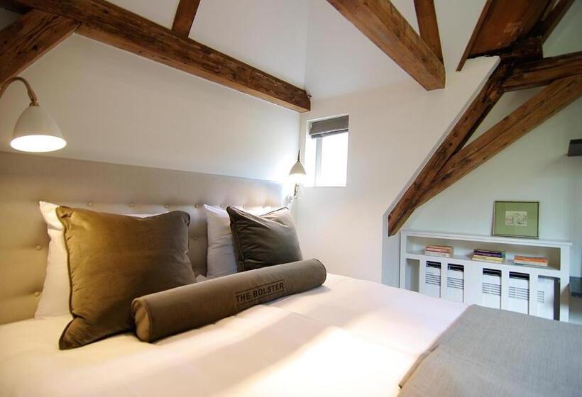 غرفة ديلوكس ثلاثية, The Bolster