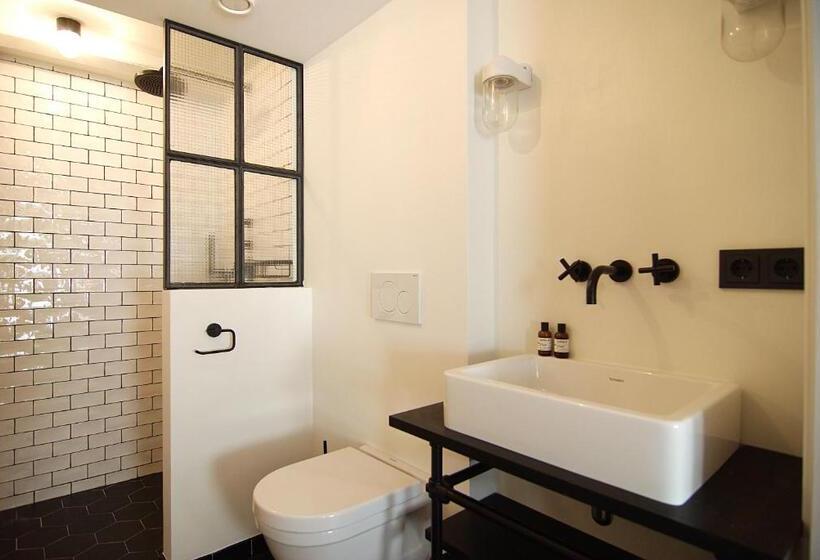 غرفة ديلوكس ثلاثية, The Bolster