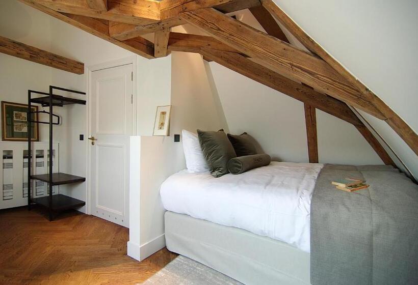 غرفة كومفورت ثلاثية, The Bolster