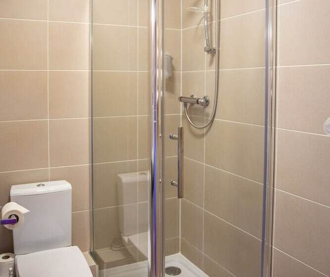 标准三人间, West County