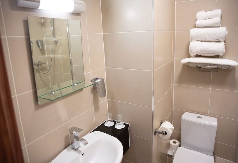 标准三人间, West County