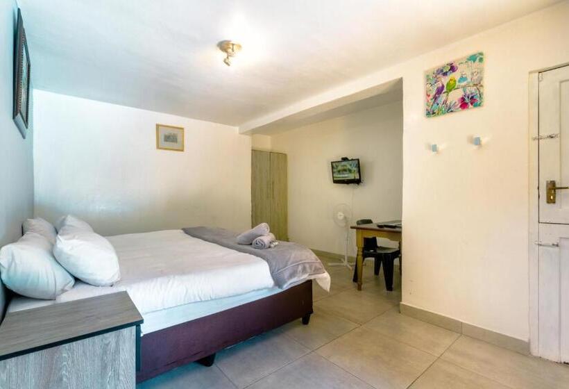 חדר משפחתי, Linden Guest House