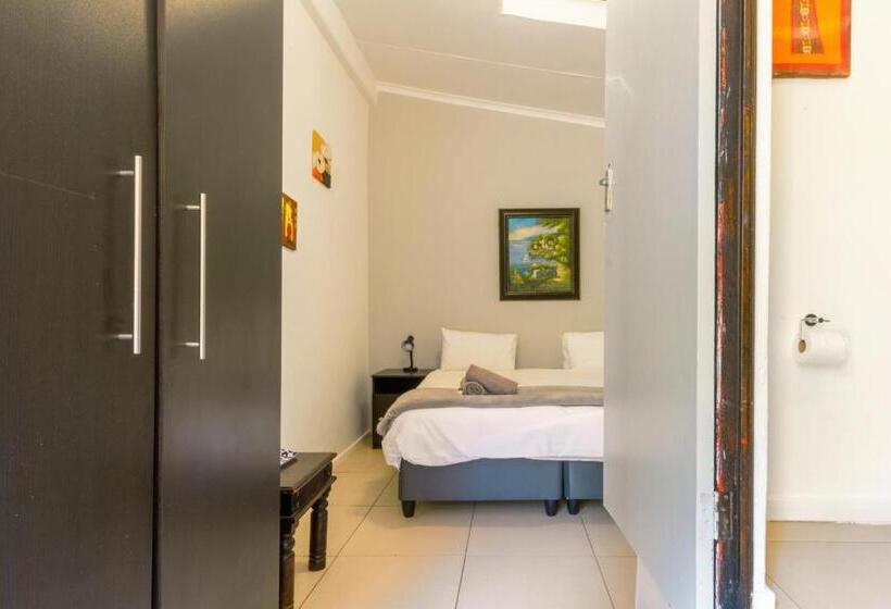 חדר משפחתי, Linden Guest House