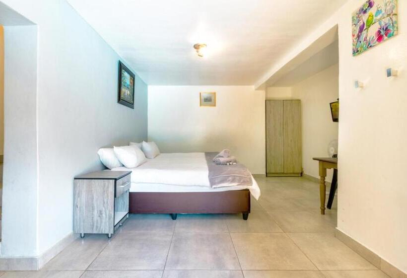 חדר משפחתי, Linden Guest House