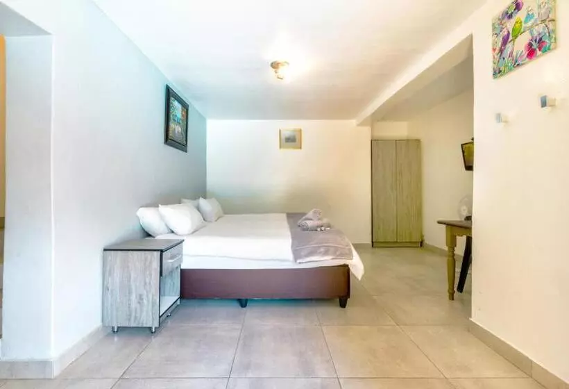 اتاق خانوادگی, Linden Guest House