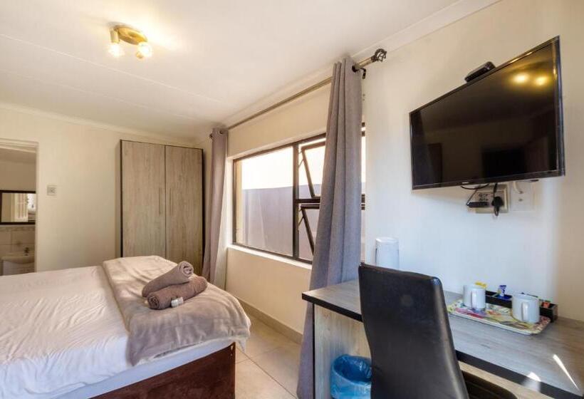 חדר משפחתי, Linden Guest House