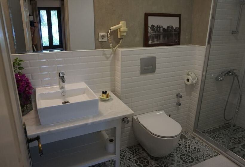 スタンダードトリプルルーム, Kalehan