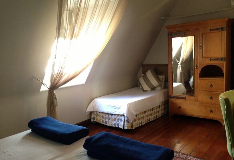 اتاق استاندارد سه نفره, Tudor Hotel