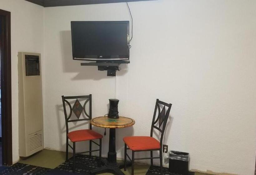 חדר משפחתי, Adobe Sands Motel