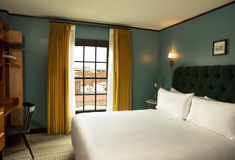 스탠다드 룸 킹사이즈 침대, Emeline