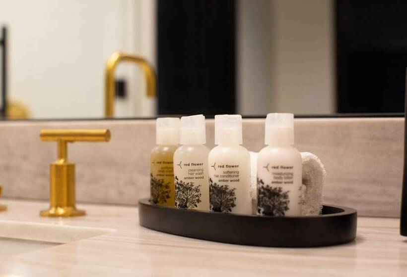 스탠다드 룸 킹사이즈 침대, Emeline