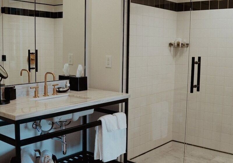 스탠다드 룸 킹사이즈 침대, Emeline