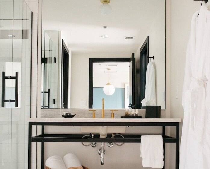 스탠다드 룸 킹사이즈 침대, Emeline