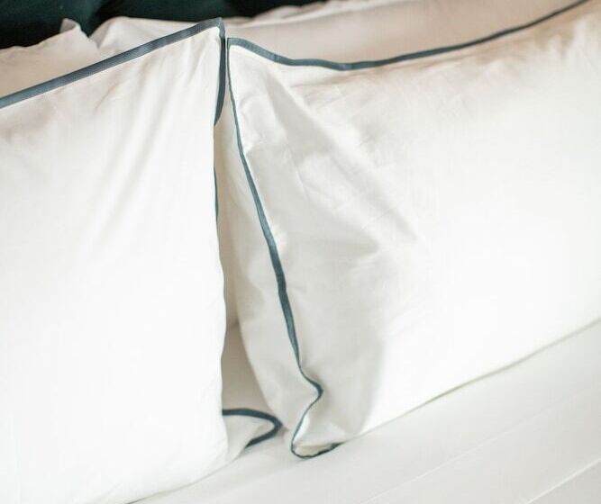 스탠다드 룸 킹사이즈 침대, Emeline