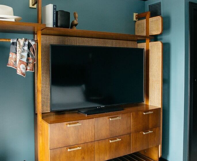 스탠다드 룸 킹사이즈 침대, Emeline