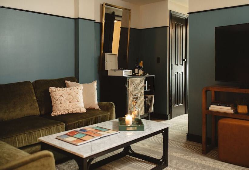 스위트 킹사이즈 침대, Emeline