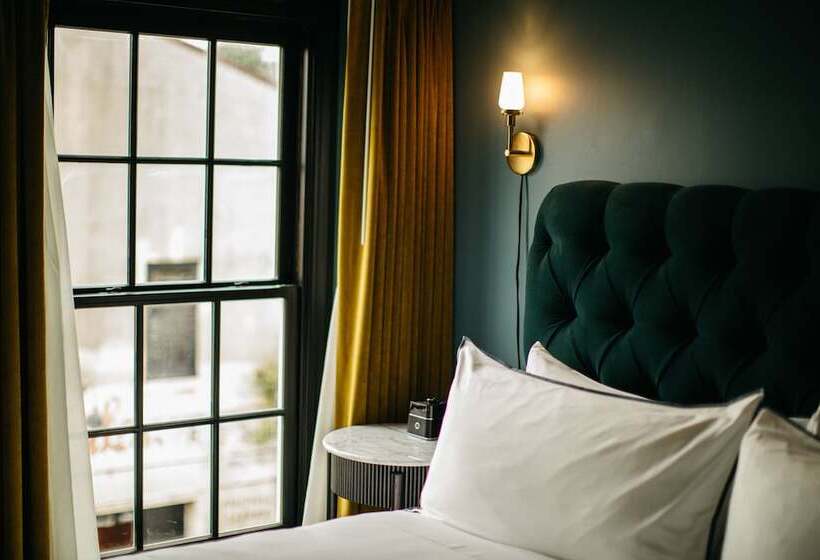 스위트 킹사이즈 침대, Emeline