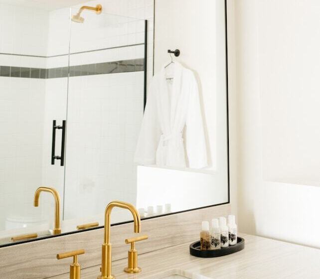 스위트 킹사이즈 침대, Emeline