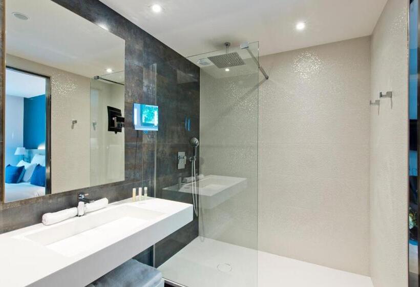 キングサイズベッドのスタンダードルーム, Golden Tulip Sophia Antipolis   Hotel & Spa